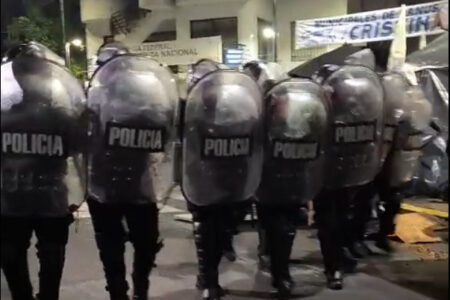 La Policía desalojó a quienes acampaban frente a lo de Cristina Kirchner imagen-6