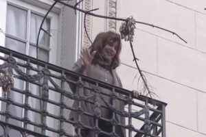 Cristina Kirchner salió esta tarde al balcón y enfervorizó a la militancia con una consigna imagen-2