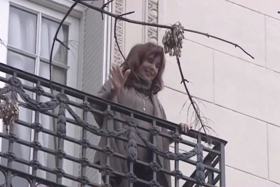 Cristina Kirchner salió esta tarde al balcón y enfervorizó a la militancia con una consigna imagen-95