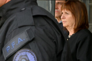 Bullrich desatada: autorizó a la policía a hacer ciberpatrullaje y requisas sin orden judicial imagen-1