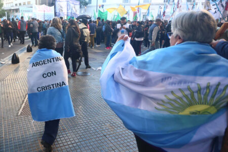 Banderazo en Parque Lezama en apoyo de Cristina imagen-6