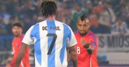 Arturo Vidal tuvo un picante cruce con De Paul, le mostraron amarilla y Gareca lo sacó en el entretiempo imagen-19