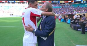 El abrazo de Miguel Russo con Di María imagen-1