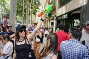 Cómo la humilde pistola de agua se convirtió en símbolo del movimiento antiturismo de Barcelona imagen-3