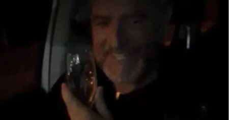 Grabaron al Defensor del Pueblo de Villa Carlos Paz tomando alcohol mientras manejaba: "Chupando en la Costanera" imagen-5