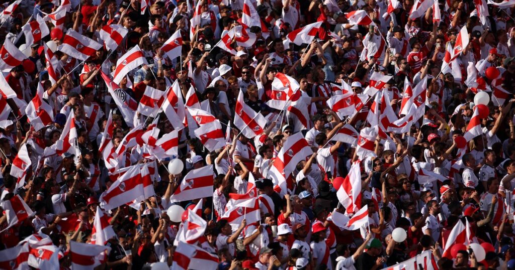Asado, cumbia y familias: así fue la fiesta de los hinchas de River en su paso por Los Ángeles imagen-5