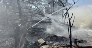 Un avión de Air India que iba hacia Londres se estrelló poco después de despegar: iban 242 personas a bordo imagen-2