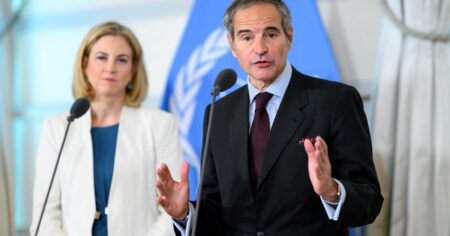 Tras la amenaza de Irán, el argentino Rafael Grossi dijo que es "prioridad número uno" ir a evaluar daños en las plantas nucleares atacadas por Israel y Estados Unidos imagen-9