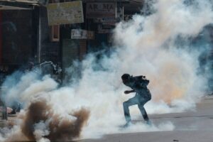 Tensión en Los Ángeles: enfrentamientos, heridos y detenidos durante nuevas protestas contra redadas migratorias imagen-3