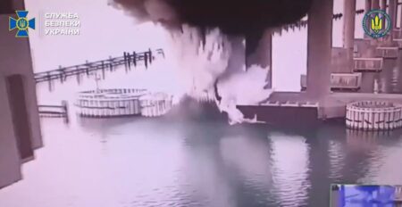 Ucrania atacó el estratégico puente que une Crimea con Rusia: lo detonaron con más de mil kilos de explosivos imagen-10
