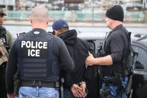 Redadas del ICE en Los Ángeles: denuncian retención de migrantes en los sótanos de la corte de inmigración imagen-2
