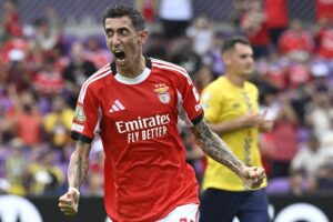 Benfica aflojó las tensiones con un entretiempo de dos horas y media y terminó goleando 6-0 al flojo Auckland City imagen-2