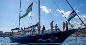 Gaza: Israel detiene a seis activistas franceses que viajaban en el barco humanitario "Madleen" y expulsa a Greta Thunberg imagen-3