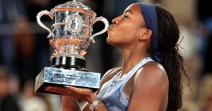 Coco Gauff ganó por primera vez el título en Roland Garros tras superar a Sabalenka en una final que cambió de manos y se llenó de emoción imagen-4