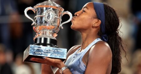 Coco Gauff ganó por primera vez el título en Roland Garros tras superar a Sabalenka en una final que cambió de manos y se llenó de emoción imagen-22