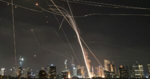 Alerta roja en los celulares, llantos, corridas y una noche de pesadilla en Tel Aviv tras los ataques cruzados entre Israel e Irán imagen-4