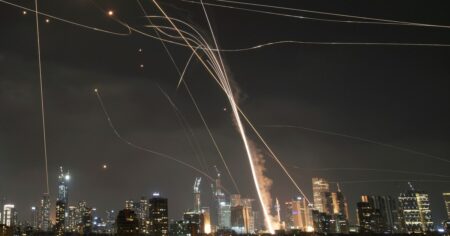 Alerta roja en los celulares, llantos, corridas y una noche de pesadilla en Tel Aviv tras los ataques cruzados entre Israel e Irán imagen-9