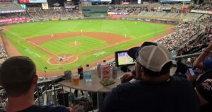 Una noche de béisbol en pleno Mundial de Clubes, en los ojos de un argentino: aman la cerveza y no saben quién es Messi imagen-1