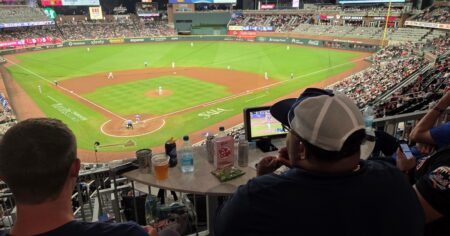 Una noche de béisbol en pleno Mundial de Clubes, en los ojos de un argentino: aman la cerveza y no saben quién es Messi imagen-7