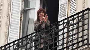 Pese a tener puesta la tobillera electrónica y la autorización para salir al balcón, la Justicia analiza las visitas a Cristina Kirchner ya que habría incumplido una norma del arresto domiciliario  imagen-3
