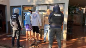 Delincuentes que intimidaban a vecinos con armas tumberas fueron arrestados en la chacra 181 imagen-1