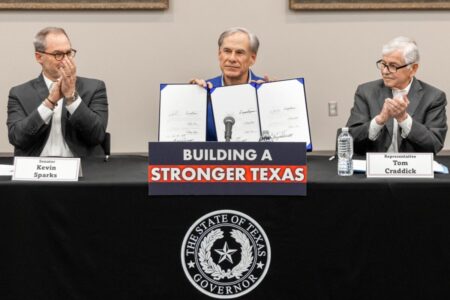 Greg Abbott firmó el paquete de leyes “más fuerte en la historia de Texas” que refuerza la seguridad imagen-12