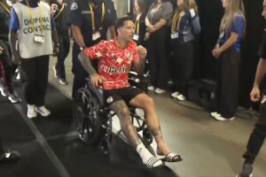 River: Sebastián Driussi hizo un gol, dejó el vestuario en silla de ruedas y se fue del estadio en muletas imagen-2