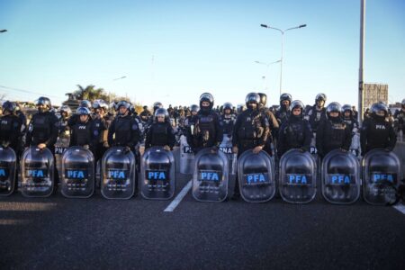 Puente La Noria, en vivo: tensión por cortes en la protesta por el cierre de La Salada imagen-12