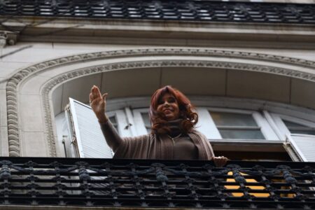 Detención de Cristina Kirchner, en vivo: expectativa por la marcha y el lugar donde quede en prisión imagen-10