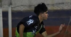 Tomaba mate en la tribuna, le preguntaron si podía jugar, entró y metió un gol imagen-3