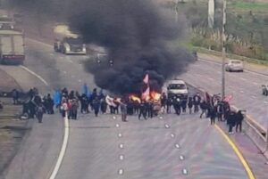 Corte total en la Autopista Buenos Aires-La Plata por una manifestación en apoyo a Cristina Kirchner imagen-3