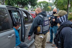 Nueva táctica del ICE que preocupa a los inmigrantes: sin uniformes ni placas y enmascarados imagen-2