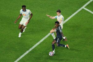Real Madrid mostró un esbozo de juego, se impuso a Salzburg y pasó sin sufrir a los octavos del Mundial imagen-1