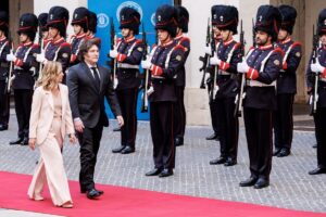 Una chanza contra el apellido Kirchner, Milei desconcierta en campaña y la nueva irreverencia de un viejo provocador imagen-2