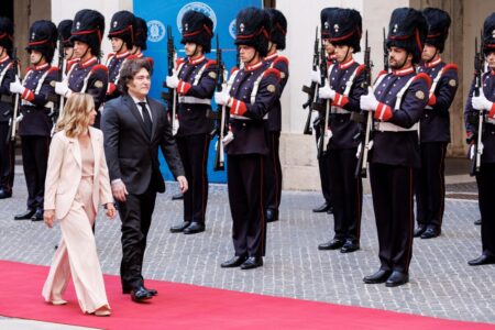 Una chanza contra el apellido Kirchner, Milei desconcierta en campaña y la nueva irreverencia de un viejo provocador imagen-7