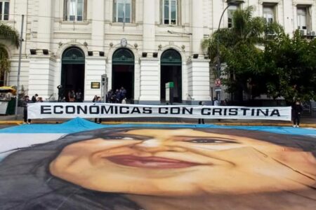 Estudiantes de la UBA cortaron avenida Córdoba en apoyo a Cristina Kirchner por la condena de Vialidad imagen-5