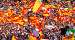 Miles de personas marcharon en Madrid convocadas por el PP contra Pedro Sánchez: reclamo de renuncia y elecciones anticipadas imagen-4