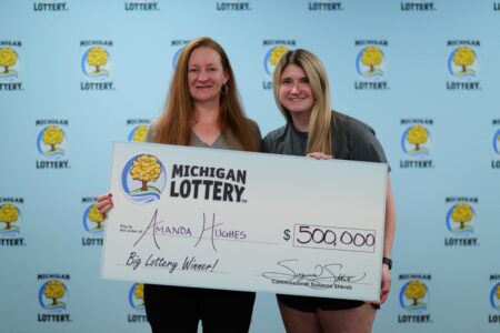 Le pidió a un empleado que eligiera el boleto de lotería por ella y ganó 500 mil dólares en EE.UU. imagen-6