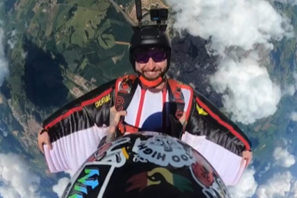 Murió Liam Byrne, campeón británico de salto base, tras lanzarse desde una montaña en los Alpes suizos imagen-93