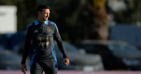 Scaloni, sobre los chicos sancionados en Newell´s: "Sacarse esa foto tendría que ser normal" imagen-18