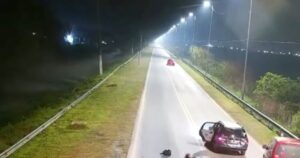 Una joven se tiró de un auto en movimiento porque el chofer de la aplicación no respetó la ruta del GPS imagen-2