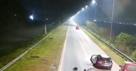 Una joven se tiró de un auto en movimiento porque el chofer de la aplicación no respetó la ruta del GPS imagen-13