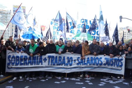 El frente intersindical anti-Milei debutó con una protesta en el ministerio de Sturzenegger imagen-10