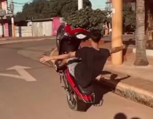 Viral en redes y detenido:secuestraron la moto de un joven que hacía maniobras en Iguazú imagen-1