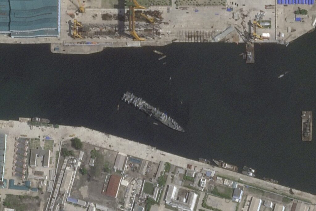 Corea del Norte reflota con éxito su nuevo destructor tras el accidente en la botadura que enfureció a Kim imagen-90