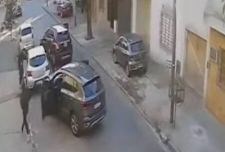 Video: el momento en que encerraron a un vecino para robarle el auto en un violento asalto imagen-9