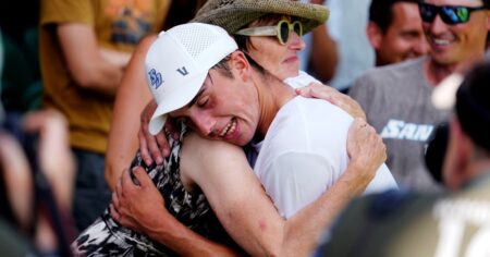 Oliver Tarvet suma capítulos a su cuento, ganó en su debut en Wimbledon y se enfrentaría al campeón Carlos Alcaraz imagen-11
