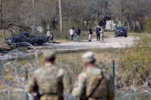 Cómo funciona la nueva estrategia “antiinmigrantes” que Texas quiere activar en la frontera con Méxiso imagen-1