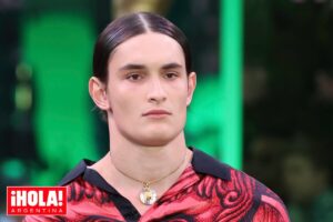 A los 24 años. Su abuelo es un reconocido periodista, tiene una madre supermodelo y él brilla entre la política y la moda imagen-2