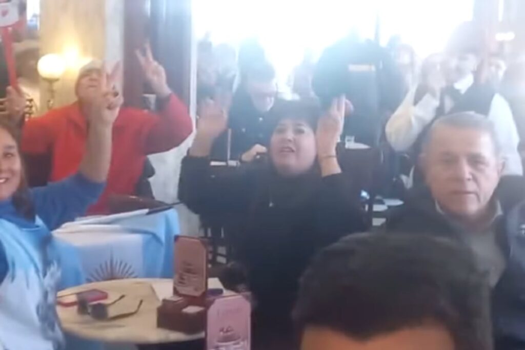 Marcha por Cristina Kirchner | Militantes echaron de un bar de Plaza de Mayo a la movilera Mercedes Ninci imagen-5